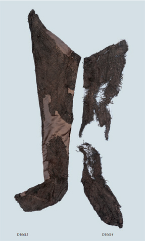 Nohavice č. 88 ze hřbitova Herjolfnes (cca 14. stoleti). Fotografie převzata z Buried Norsemen at Herjofsnes; Norlund.