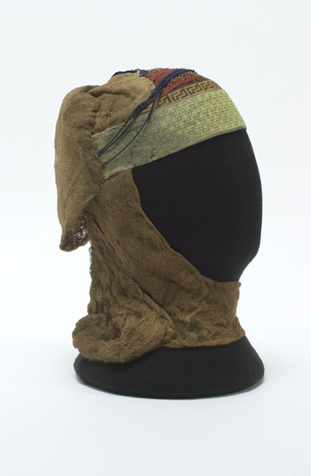Pokrývka hlavy Dony Teresy Gil, infantky portugalské (+1307) uložený v Museo del Traje, Madrid
