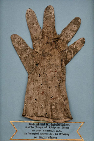 Rukavice věnovaná údajně Karlem IV. městu Neustadt an der Waldnaab (kol. r. 1454)