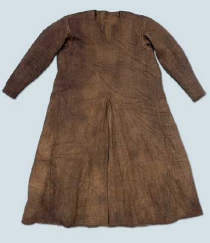 Tunika z Moselundu, nález z močálu, časově řazen kolem r. 1100. Dánské národní muzeum, Kodaň