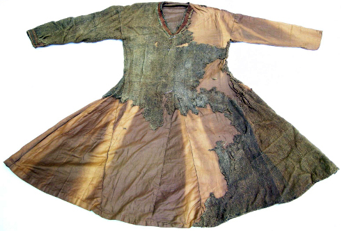 Tunika ze Skjoldehamnu z 11. století nalezená v močálu. Nyní uložena v Skjoldehamn Tromso Museum