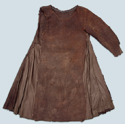 Herjolfsnes č. 34, volný mužský oděv oblékaný přes hlavu, konec 14. století, National Museum of Denmark, Kodaň
