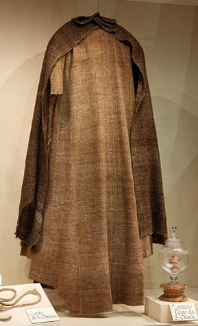 Plášť sv. Kláry datovaný ke 13. století  je v úschově v ženském klášteře S. Chiary v Assisi
