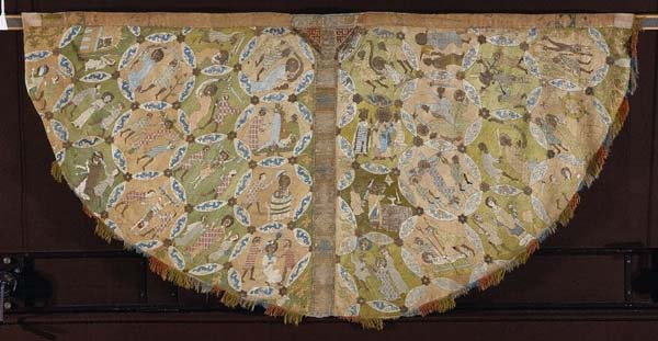 Vyšívaný plášť- z Hildesheimu pochází ze 14. století. Nyní je součástí sbírek V+A Museum, London
