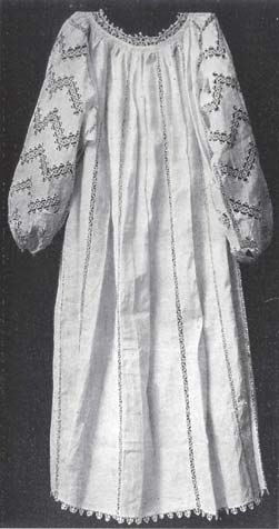 Lněná italská košilka s reticellou (výšivkou), polovina 16. století. Převzato z knihy Old Italian Lace; Ricci.