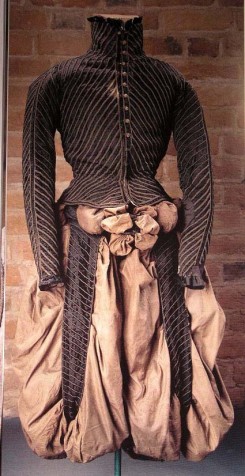 Oděv Erika Sturesa zavražděného r. 1567 je uložen v Uppsale, Švédsko