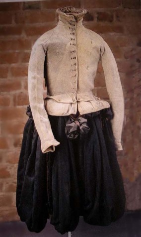 Oděv Nila Sturesa zavražděného r. 1567 je uložen v Uppsale, Švédsko