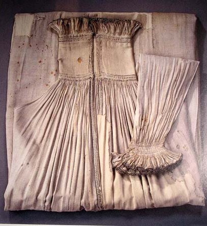 Košile Nila Sturesa zavražděného r. 1567 je uložen v Uppsale, Švédsko