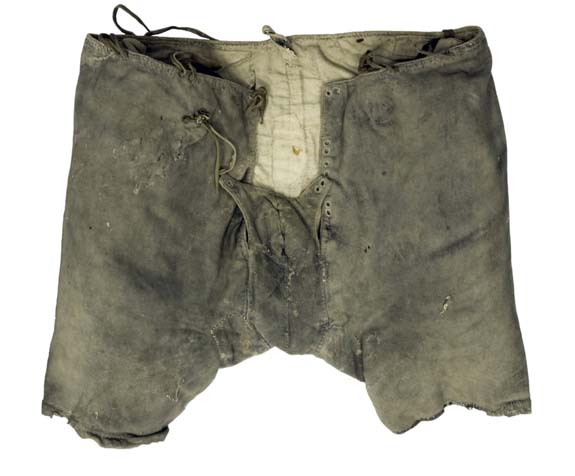 Nohavice Svanta Sturesa zavražděného r. 1567 jsou uloženy v Uppsale, Švédsko