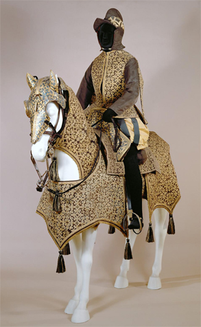 Černý kabátec Ferdinanda II. vyrobený v Mantově cca 1550. Kunstistorische Museum, Vídeň