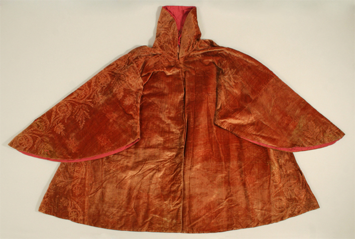Hedvábný svrchník z 16.století, Metropolitan Museum of Art, New York.