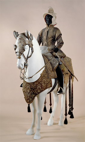 Šedý kabátec Ferdinanda II. vyrobený v Mantově cca 1555. Kunstistorische Museum, Vídeň