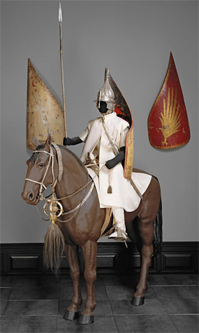 Husarský oděv Ferdinanda II., cca 1556-57. Kunstistorische Museum, Vídeň