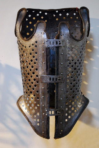 Kovový korzet je z přelomu 16-17.století. Uložen v Musee Secq de Tournelles, Rouen