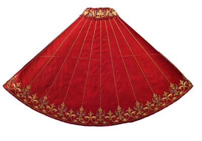 Hedvábný plášť z 16.století je uložený v Museu Textil i dÍndumentaria, Barcelona, foto Museo del Traje, Madrid