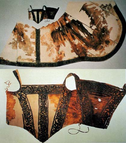 Oděv Elanory di Toledo, z roku 1562, uložen v Galleria del Costume, Florencie, čerpáno z: Moda a Firenze 1540-1580 Lo stile di Eleonora di Toledo e la sua influenza, R.O.Landini; B. Niccoli, 2005